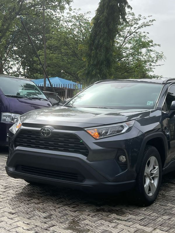 Thumbnail 2 of 2020 Toyota RAV4 XLE